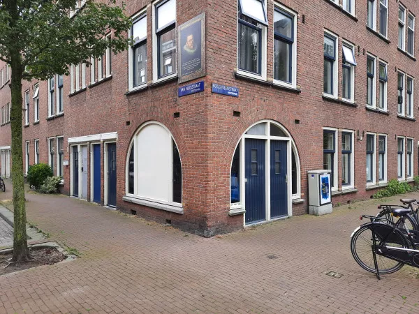 Afbeelding uit: augustus 2021. Voormalige winkelruimte in het westelijke blok. Eerste gebruiker was Jan Hendrik Willemsen (geb. Amsterdam 1895), die hier tot 1922 een melkwinkel dreef.
