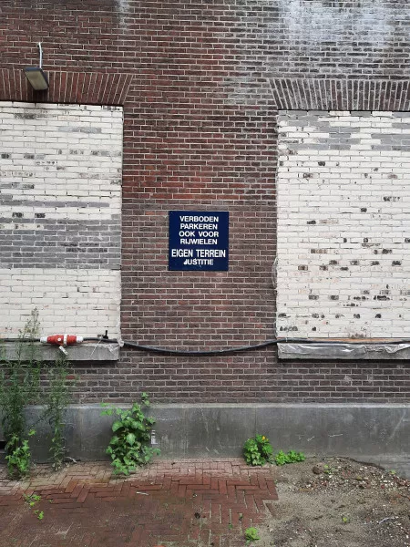Afbeelding uit: augustus 2021. Sporen van Justitie aan de Lange Leidsedwarsstraat.