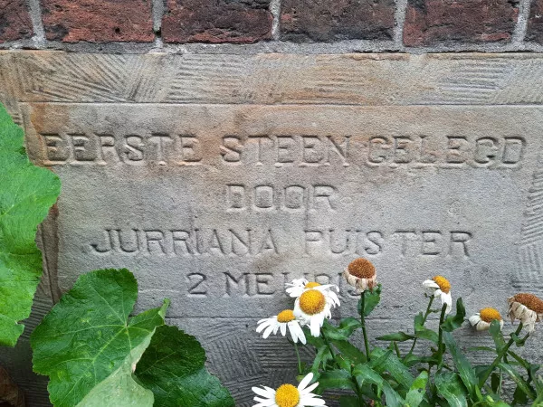 Afbeelding uit: augustus 2021. "Eerste steen gelegd door Jurriana Puister 2 mei 1913"