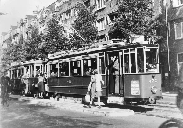 Afbeelding uit: 1945. Een drukke tram van lijn 16 in de De Lairessestraat. De motorwagen is gebouwd in de jaren 1920.