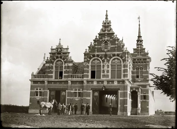 Afbeelding uit: september 1893. De gloednieuwe remise van de AOM aan de Koninginneweg.