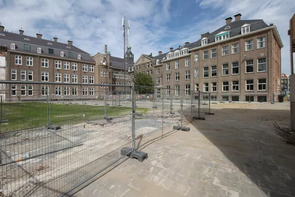 Afbeelding uit: augustus 2021. Achterzijde, gezien vanuit de Pieter de Hoochstraat.