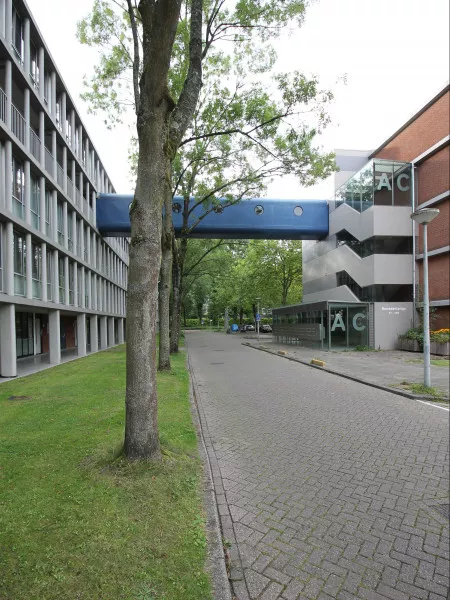 Afbeelding uit: augustus 2021. Links gebouw A, rechts C.