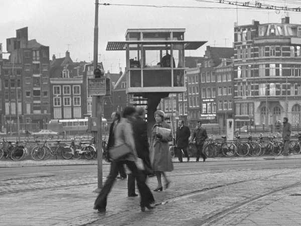 Afbeelding uit: november 1974. Het wisselwachtershuisje (1960) op de oorspronkelijke locatie, tegenover Centraal Station. Het staat tegenwoordig aan de Havenstraat.