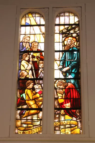 Afbeelding uit: september 2021. Gebrandschilderd raam, met het onderwerp priesterschap.