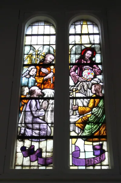 Afbeelding uit: september 2021. Gebrandschilderd raam, met als oorspronkelijk onderwerp het oliesel (sacrament voor de stervenden).
