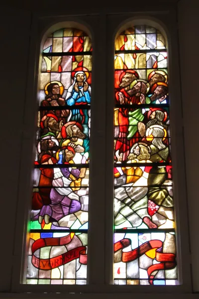 Afbeelding uit: september 2021. Gebrandschilderd raam over het Vormsel, een van de sacramenten in het katholicisme.