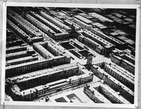 Afbeelding uit: circa 1945. Foto van een luchtfoto van het plein en omgeving.