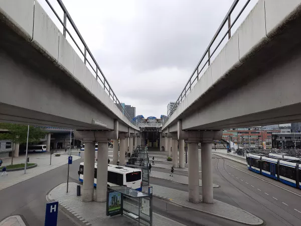 Afbeelding uit: september 2021. Het tram- en busstation (Carrascoplein).