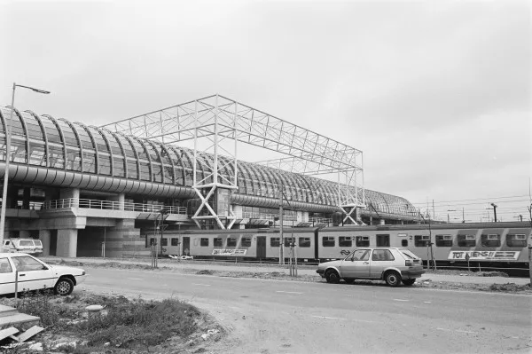Afbeelding uit: juni 1986. De oostkant, nog zonder metrostation.