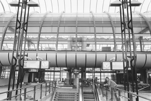 Afbeelding uit: mei 1986. In de stationshal, nog voor de ingebruikname. In het midden de trap naar de sporen CS-Haarlem; boven het spoor tussen CS en Schiphol.