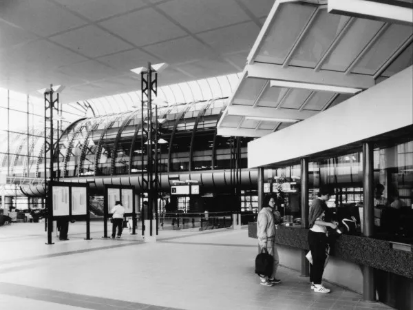 Afbeelding uit: 1986. In de stationshal. Rechts loketten voor de kaartverkoop.