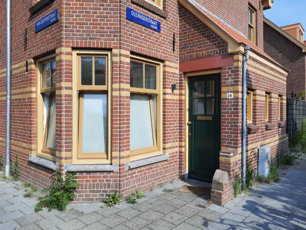 Afbeelding uit: september 2021. Hoek Oleanderstraat - Van der Pekstraat, gerenoveerd.