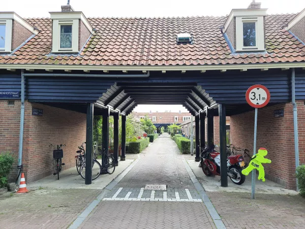 Afbeelding uit: september 2021. De poort aan de Zamenhofstraat. Derde Vogelstraat 19-29 zijn de huizen rechts.