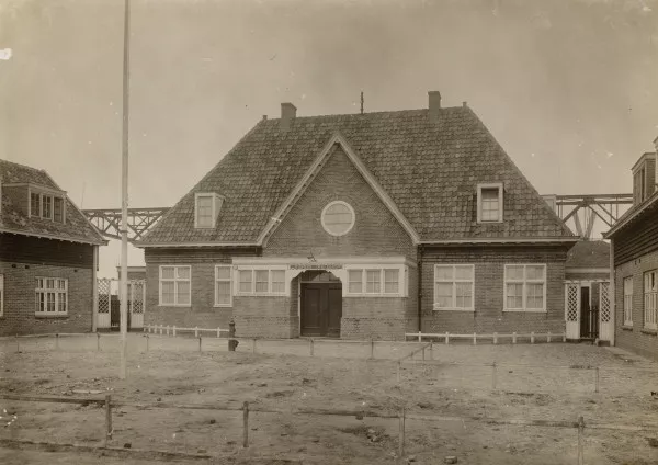 Afbeelding uit: 1920. Het verenigingsgebouw van "Ons Huis" aan het Vogelplantsoen. Architect was Van Bommel (?) van de Gemeentelijke Woningdienst. Afgebroken circa 1943.
Bron afbeelding: SAA, bestand OSIM00004005686.