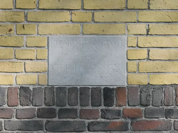 Afbeelding uit: september 2021. "Eerste steen gelegd in april 1930 door Christiaan Overhoff geb: 24 mei 1919"