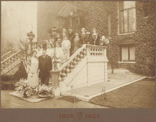 Afbeelding uit: januari 1925. Groepsfoto t.g.v. het zilveren huwelijksfeest van het echtpaar Lehmann.
Bron afbeelding: SAA, bestand ANWR00495000001.