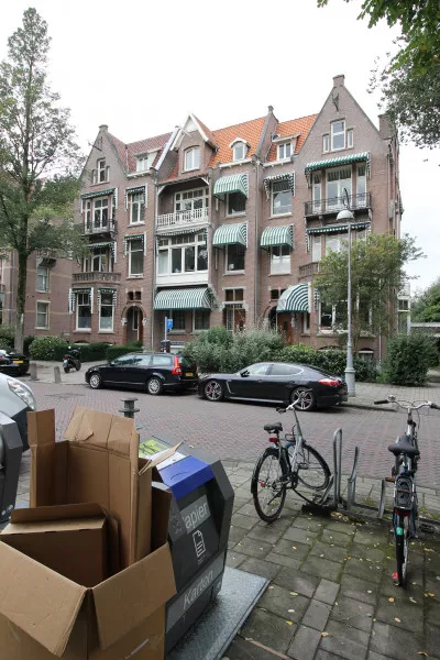 Afbeelding uit: oktober 2021. Van Eeghenstraat 94-98, drie herenhuizen net zo geschakeld als 70-74, maar dan in spiegelbeeld.