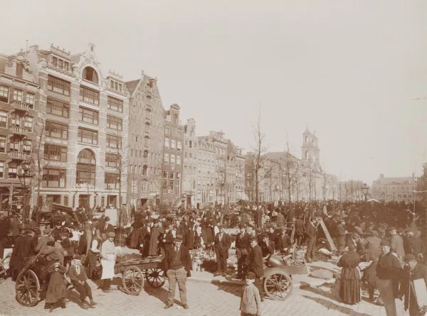 Afbeelding uit: circa 1900. Tweede van links is het gebouw voor de verbouwing van 1904.
Bron afbeelding: SAA, bestand OSIM00001005876.