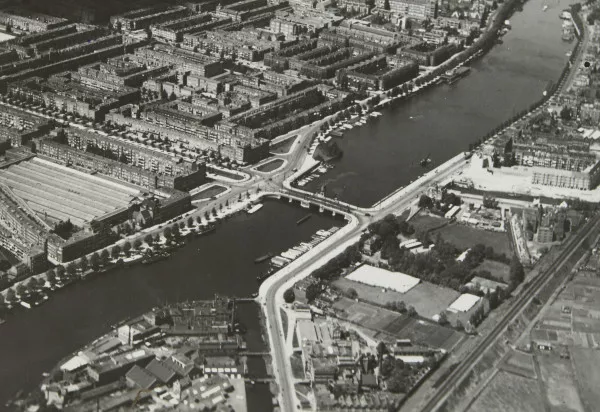 Afbeelding uit: circa 1934. De brug en de toenmalige verkeerssituatie.