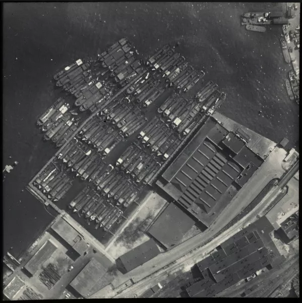 Afbeelding uit: circa 1930. Bovenaanzicht. Naast het gebouw was een haven voor de binnenscheepvaart.