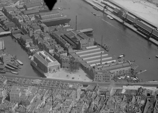 Afbeelding uit: circa 1930. Uitsnede van een luchtfoto van het Bickerseiland. Op het plein staat nog de Eilandskerk (1736-1950).