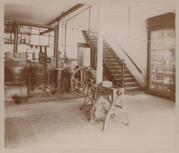 Afbeelding uit: circa 1885. Het interieur van het lab van Van 't Hoff. Foto gemaakt tussen 1877 en 1891.