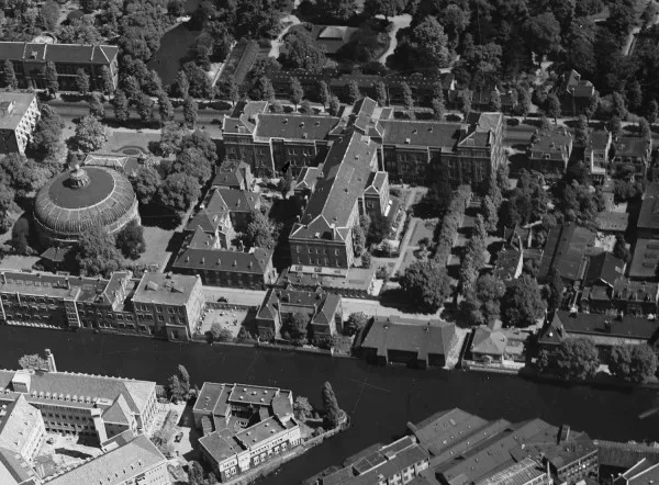Afbeelding uit: circa 1935. Luchtfoto vanuit het zuiden. Het ronde gebouw links is het Panorama.