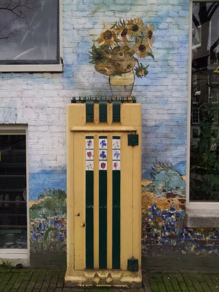 Afbeelding uit: december 2015. Marnette ontwierp ook kabelkasten voor het gemeentelijke elektriciteitsbedrijf. Hier een opgevrolijkt exemplaar aan de Prinsengracht.