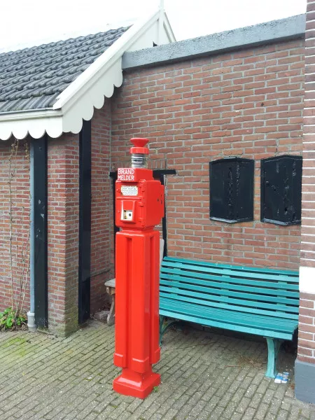 Afbeelding uit: maart 2012. Een door Marnette ontworpen (1927) brandmelder. Deze staat bij het politiebureautje van Sloten.
