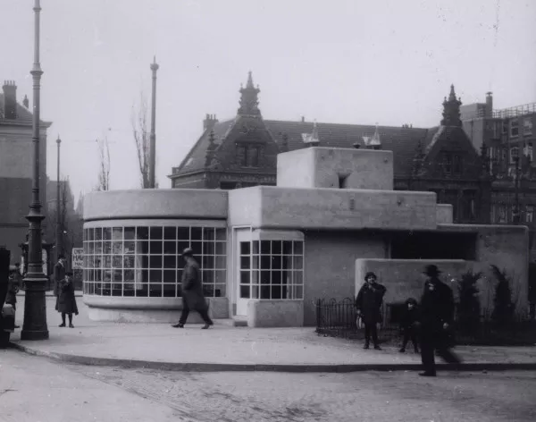 Afbeelding uit: circa 1927. Wachthuisje voor de tram, met kiosk, telefooncel en toiletten, op het Weesperplein (1926). Afgebroken in 1967.
Bron afbeelding: SAA, bestand OSIM00008003347.