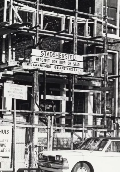 Afbeelding uit: 1972. Bord met de slogan, op een bouwplaats in 1972 (hoek Amstel-Nieuwe Kerkstraat).
Bron afbeelding: SAA, bestand OSIM00009000044.