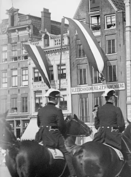 Afbeelding uit: september 1898. Uitsnede waarop de oorspronkelijke gevel te zien is. Vlaggen en ruiters waren ter gelegenheid van de inhuldiging van koningin Wilhelmina.
Bron afbeelding: SAA, bestand ANWV00148000001.