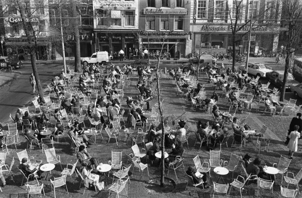 Afbeelding uit: maart 1972. Het plein voor het café was in 1971 grotendeels autovrij geworden, zodat er ruimte kwam voor een terras.