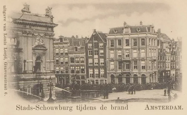 Afbeelding uit: februari 1890. Bij de brand van de oude schouwburg. Op de gevel van het café staat "Joh. Eggers" en "De Nieuwe Schouwburg".
Bron afbeelding: SAA, bestand PBKD00082000010.
