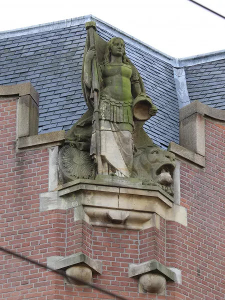 Afbeelding uit: oktober 2021. De Nederlandse Maagd, met vlag en leeuw.