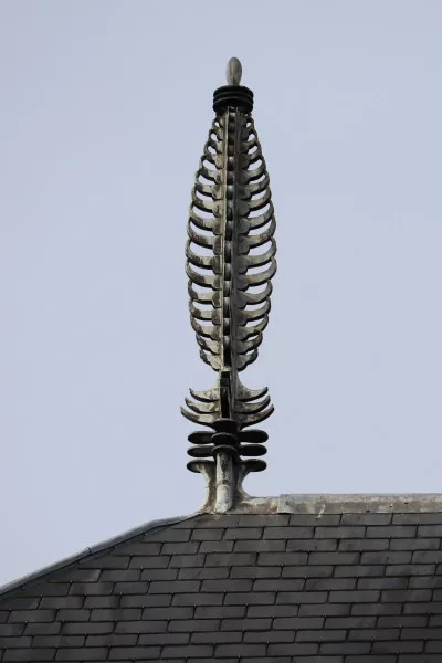 Afbeelding uit: oktober 2021. Een van de twee metalen pirons die het dak sieren.
