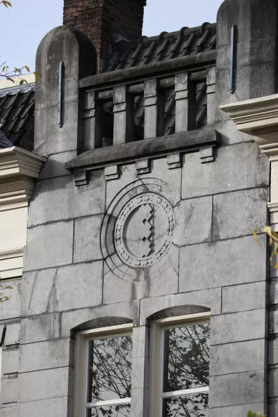 Afbeelding uit: oktober 2021. Het wapen van Amsterdam, hoog in de travee van de hoofdingang.