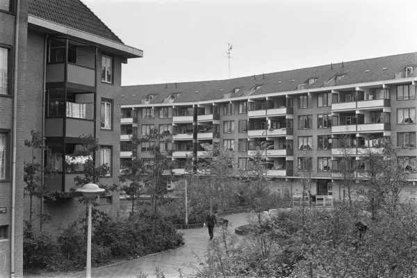 Afbeelding uit: november 1977. De Roomtuintjes, een complex met ruim 200 maisonettewoningen (gereed 1974).