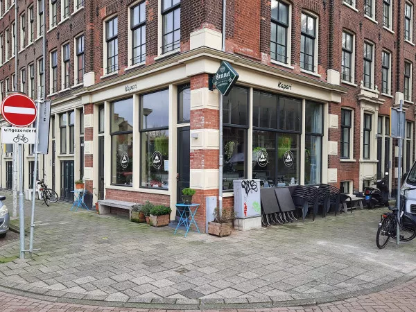 Afbeelding uit: november 2021. Hoek Conradstraat - Lijndenstraat, restaurant met nieuwe naam.