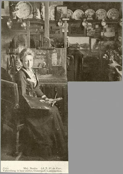 Afbeelding uit: circa 1900. Bertha Valkenburg in haar atelier.