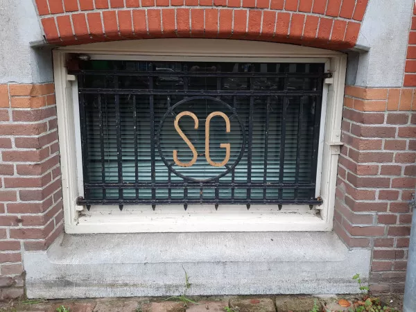 Afbeelding uit: november 2021. De letters 'SG' in de hekjes voor de kelderramen verwijzen naar Samuel Gassan.