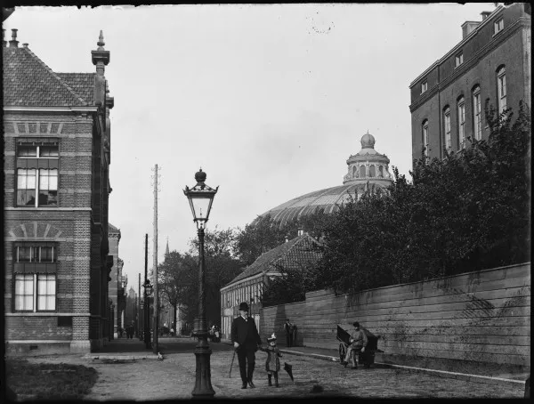 Afbeelding uit: 1892. Plantage Muidergracht. Het gebouw links was destijds de Plantageschool.