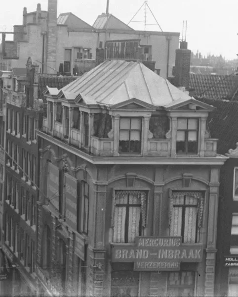 Afbeelding uit: september 1903. Foto (uitsnede) gemaakt vanaf de Munttoren. Op het dak staat een reclame voor De Ridder. Op een van de verdiepingen huisde verzekeraar Mercurius.