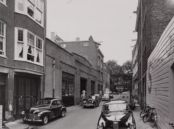 Afbeelding uit: juli 1955. Als servicewerkplaats voor Peugeots.
Bron afbeelding: SAA, bestand 010009006627.