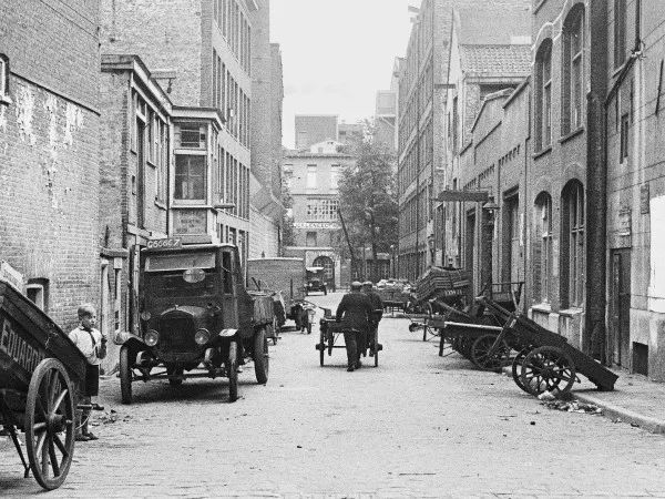 Afbeelding uit: juli 1931. De straat in 1931 (uitsnede).