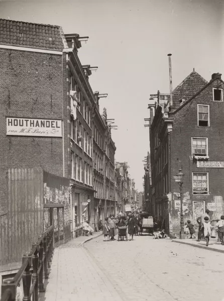 Afbeelding uit: 1927. De Valkenburgerstraat in 1927. Links in het midden de nummers 202-210.
Bron afbeelding: SAA, bestand osim00003001174.