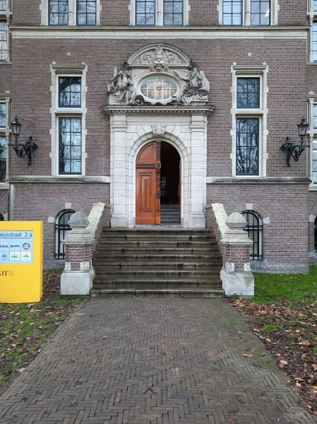 Afbeelding uit: december 2021. Ingang aan de Linnaeusstraat, oorspronkelijk voor de afdeling culturele en fysische antropologie van het instituut.