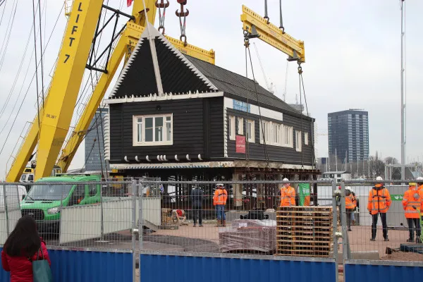 Afbeelding uit: december 2021. Vlak na terugkomst op de De Ruijterkade, 13 december 2021. Het gebouw hangt nog in de takels van de drijvende bok.