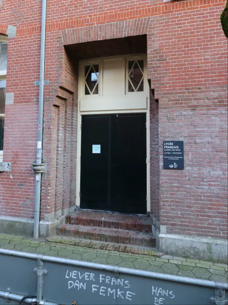 Afbeelding uit: december 2021. De ingang aan de Henrick de Keijserstraat. Het is nu de 'entrée elementaire', de ingang voor de basisschoolleerlingen.